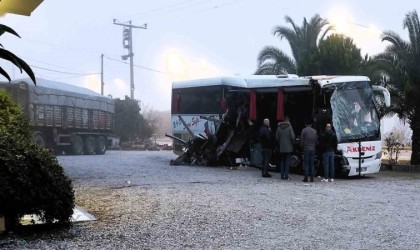 Denizlide feci kaza... Yolcu otobüsü akaryakıt istasyonundan çıkan tıra çarptı: 1 ölü, 20 yaralı