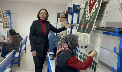 Depremzede kadınlar ilmik ilmik işledikleri Türk motifli halı ve kilimleri Japonyaya satılıyor