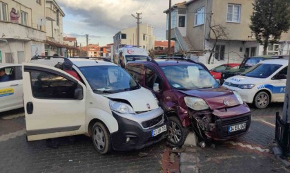 Edirnede iki hafif ticari araç çarpıştı: Baba ve oğlu yaralandı