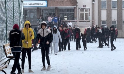 Erzincanda okullarda kartopu şenliği yaşandı