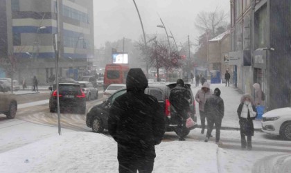 Erzurumda yoğun kar yağışı etkili oluyor