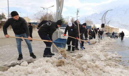 Hakkaride 55 kişilik kar ve buz timi görev başında