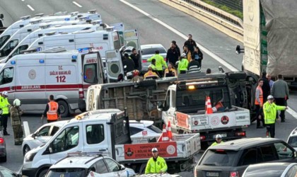 İstanbulda öğrenci servisi devrildi: 7si öğrenci 10 yaralı