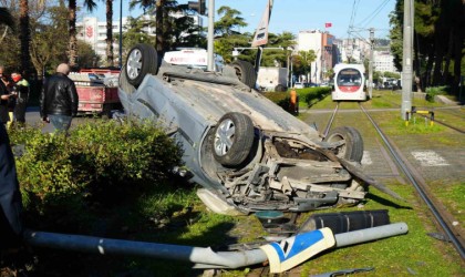 Kazaya karışan otomobil tramvay yoluna devrildi, facianın eşiğinden dönüldü