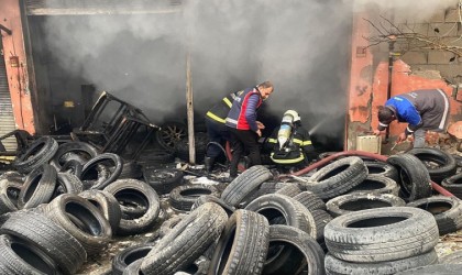 Kırıkhanda lastikçi dükkanı alevlere teslim oldu