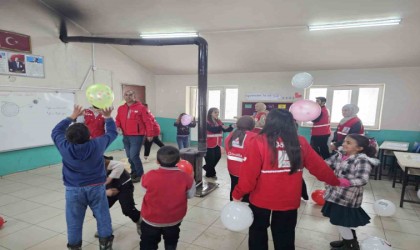 Kızılay gönüllüleri, kar yağışı altında köy çocuklarının yüzünü güldürdü