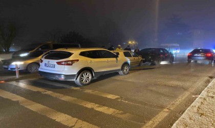 Köprü üzerinde 3 aracın karıştığı zincirleme kaza trafiği kilitledi