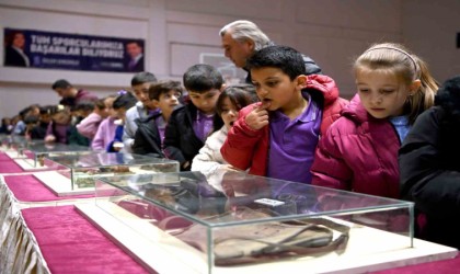 Kuşadasında ‘Çanakkaleden Anadoluya isimli gezici müzeye yoğun ilgi