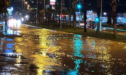 Kuşadasında sağanak yağış etkili oldu