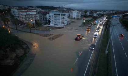 Manavgatta yoğun yağış etkili oldu, yollar göle döndü