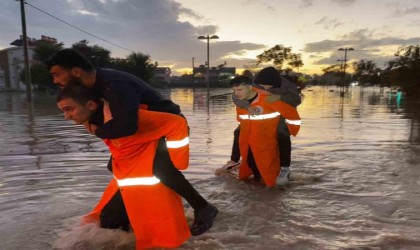 Manavgattaki su baskınlarında mahsur kalan vatandaşlar botla kurtarıldı