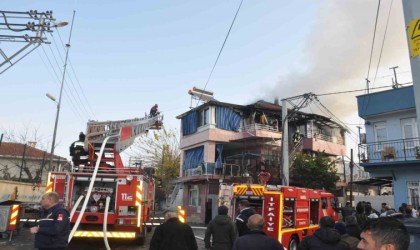 Manisada 3 katlı binada çıkan yangın korkuttu