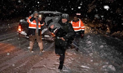 Mersinde mahsur kalanların imdadına karla mücadele ekipleri yetişti