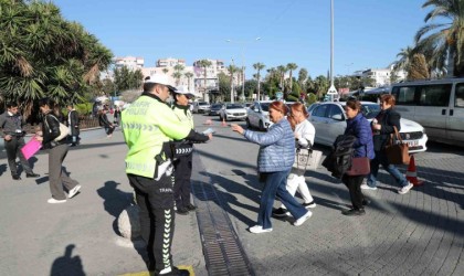 Mersinde vatandaşlar trafik konusunda bilgilendiriliyor