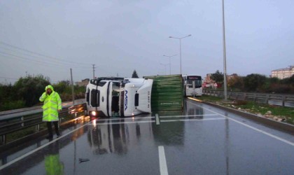 Mersinde yağış nedeniyle kontrolden çıkan tır bariyere çarpıp devrildi