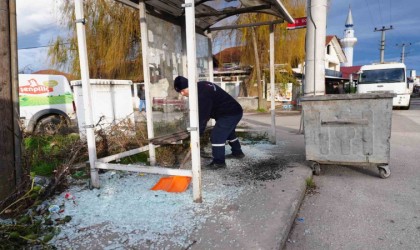 Otobüs duraklarına zarar verdiler