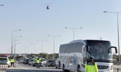 Otoyolda cayrokopterle denetim: 20 araca cezai işlem uygulandı, 3 aranan şahıs yakalandı