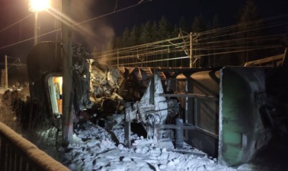 Rusyada yolcu treni ile yük treni kafa kafaya çarpıştı: 14 yaralı