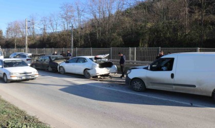 Sakaryada 4 araçlı zincirleme kaza: Uzun araç kuyrukları oluştu