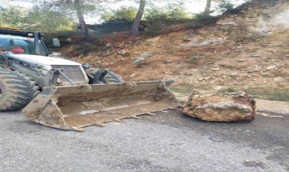 Tarsusta yola düşen kayaları belediye kaldırdı