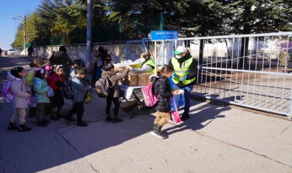 Tepebaşından ilkokul öğrencilerine beslenme desteği devam ediyor