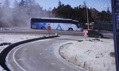 Turistleri taşıyan otobüs, iş makinesine böyle çarptı