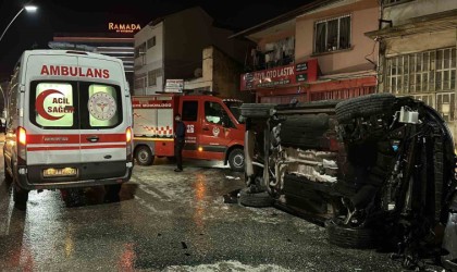 Uşakta otomobille çarpışan cip elektrik panosuna çarpıp devrildi: 2 yaralı