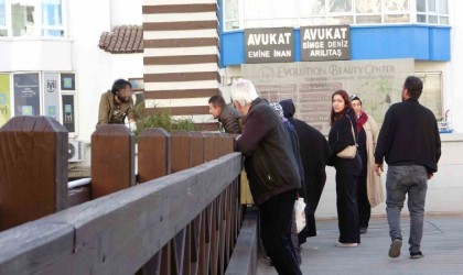 Vatandaşlar otobüs seferlerini bıraktı, üst geçide çıkan genç için seferber oldu