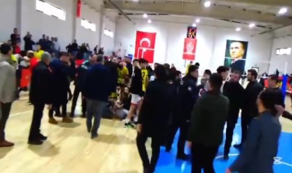 Voleybolculara taraftarlar saldırdı: 3 sporcu yaralandı