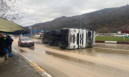 Yağ tankeri devrildi kayganlaşan yolda otomobil şarampole uçtu