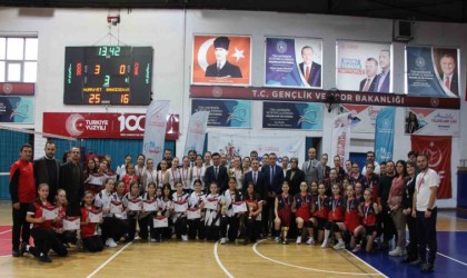 Yıldız kızlar voleybolda Hürriyet Ortaokulu birinci oldu