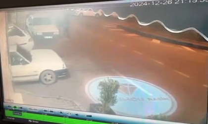 Yola dikkatsiz çıkan otomobil motosiklete çarptı