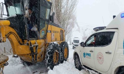 Yüksekovada ekipler seferber oldu: Yolları kapanan köylerdeki 8 hastayı kurtardı