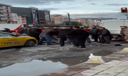 Zeytinburnunda kadının cep telefonunu çalan şahsı vatandaşlar yakaladı