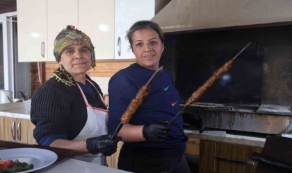 16 yıllık gelin ve görümce kebap tezgahında birlikte mesai yapıyor