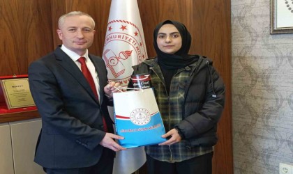 Ağrıda öğrenci Zeynep Erçek, Okulum Beni Bekler projesi ile eğitime döndü, takdir belgesi aldı