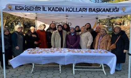 AK Parti Eskişehir Kadın Kolları üyeleri kandil simidi dağıttı