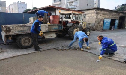 Akdenizde yol ve kaldırım yenileme çalışmaları sürüyor