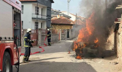 Aksarayda park halindeki araç alev alev yandı