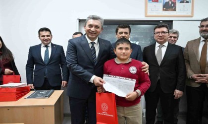 Antalyada 500 bin 164 öğrenci karne heyecanı yaşadı