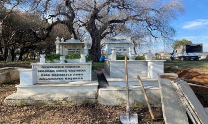 Antalyada içleri yakan kare: İsmini aldığı ağabeyi ile 5 yaşındayken kaybettiği annesinin yanına defnedildi