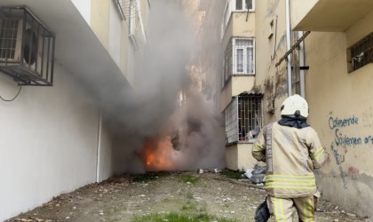 Avcılarda bina boşluğunda çıkan yangın dairelere sıçradı