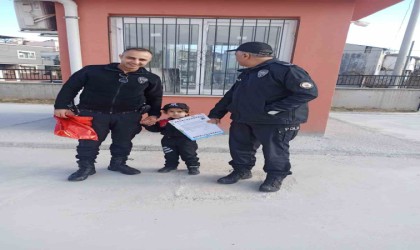 Babası polis olamadı o polis kıyafetiyle karnesini aldı