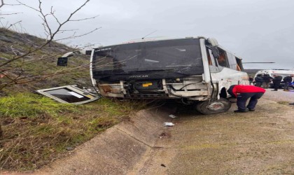 Balıkesirde işçi servisi devrildi: 4ü ağır 26 yaralı