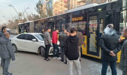 Batmanda belediye halk otobüsü ile otomobil çarpıştı