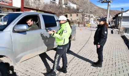 Beytüşşebapta kadın polisler ilçe giriş ve çıkışlarında rutin kontroller yaparak asayişi sağlıyor