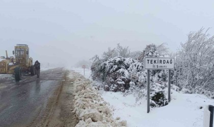 Çanakkalede İl Özel İdare ekipleri karla kaplı köy yollarını açıyor