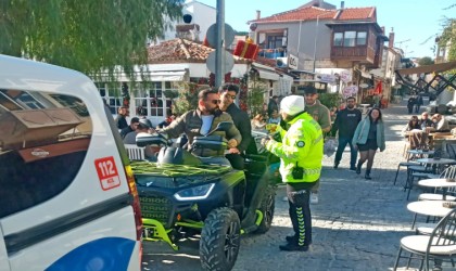 Çeşmede motosiklet denetimlerinde 23 sürücüye ceza