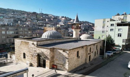 Depremde hasar alan cami tarihi cami restorasyon çalışmasının ardından ibadete açıldı