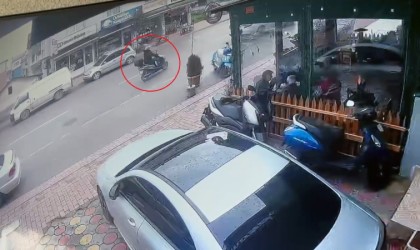 Direksiyon hakimiyetini kaybeden motosikletli yere düştü